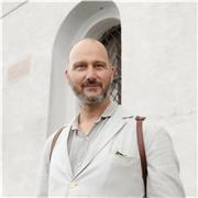 Photoshop è come un grande dinosauro che deve essere domato, se no ti schiaccia. Impara quali sono i principi della postproduzione fotografica per ottenere immagini professionali, non da smanettone!